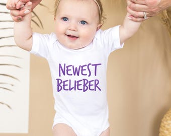 Conjunto Belieber Onesie® Lindo Conjunto para Bebé, Conjunto Unisex para Bebé Bieber Fever Morado Inspirado en Justin Biebs Body Nuevo Fan Bebé Divertido Recién Nacido