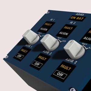 Puede incluir: Primer plano de un panel de control azul oscuro con perillas blancas y botones rectangulares negros. Los botones tienen texto blanco que dice "FAULT", "ALIGN" y "OFF". La parte superior del panel tiene el texto "ADIRS ON BAT".