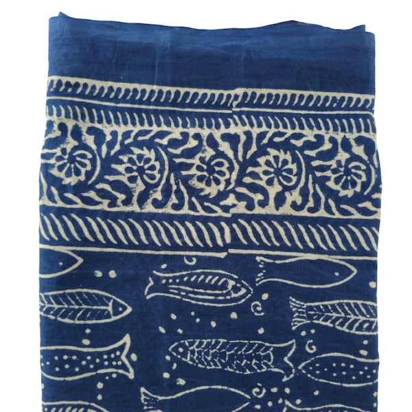 Pareo de algodón con estampado de peces índigo: pareo playero estampado a mano