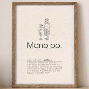 以下が含まれることがあります： 「Mano po.」の文字と、子供がお年寄りの手に触れているイラストが描かれた額入りのアートプリント。テキストは、フィリピンの敬意を表すフレーズとジェスチャーについて説明しています。