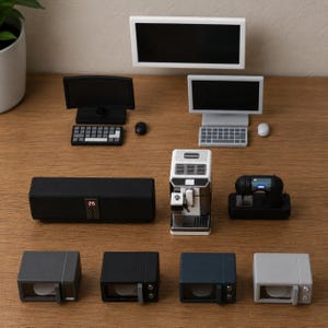 以下が含まれることがあります： コンピューターモニター2台、キーボードとマウス、壁掛けスクリーン、デジタル表示付きの黒いスピーカー、白いコーヒーメーカー、そして様々な色の4台の小さな電子レンジを含む、オフィスおよびキッチン家電のミニチュアコレクション。