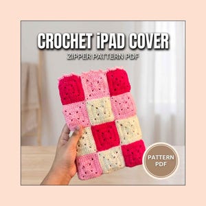 Puede incluir: Una funda de ganchillo para iPad hecha de motivos cuadrados en tonos rosa, rojo y crema. El texto CROCHET IPAD COVER ZIPPER PATTERN PDF aparece en la parte superior y una insignia circular con el texto PATTERN PDF está abajo a la derecha.