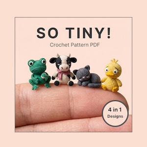 Puede incluir: Cuatro patrones de ganchillo de animales en miniatura: una rana verde, una vaca negra y blanca, un gato gris y un pato amarillo. El texto "SO TINY! Crochet Pattern PDF" se muestra encima de los animales, con "4 in 1 Designs" en un círculo debajo.