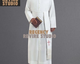 Può includere: Una veste bianca da clero con maniche lunghe, una chiusura frontale con bottoni e una fascia abbinata. Una croce rossa è ricamata sul davanti. L'immagine include il testo "Regency Revire Studio". La persona tiene in mano un libro marrone.