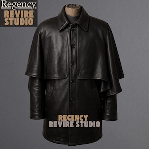 Puede incluir: Un abrigo de cuero negro con una capa superpuesta. El abrigo tiene una parte delantera abotonada, un cuello y bolsillos. El logotipo de Regency Revire Studio es visible en la parte superior izquierda e inferior central de la imagen.
