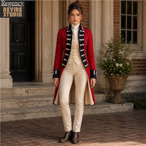 Op de afbeelding: Een rode lange jas met marineblauwe en witte accenten, gecombineerd met een crèmekleurig vest en broek. De jas heeft decoratieve knopen en sierlijsten. De afbeelding bevat de tekst "Regency Revire Studio".