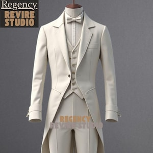 Könnte beinhalten: Elfenbeinfarbener Anzug, bestehend aus einem Frack, einer Weste und einer Hose. Die Jacke hat ein fallendes Revers, einen Knopfverschluss und Manschetten. Eine passende Fliege vervollständigt das Ensemble. Das Logo von Regency Revire Studio ist sichtbar.
