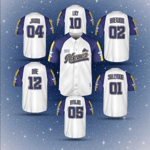 Puede incluir: Camisetas de béisbol blancas con detalles en azul marino y dorado. Cada camiseta tiene un nombre y un número en la espalda. Una camiseta tiene el texto "Naver" en la parte delantera. Las camisetas se muestran sobre un fondo azul con formas de estrella.
