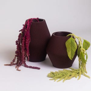 Jarrón VÄREN: Jarrón nórdico con flores impreso en 3D / Diseño minimalista ondulado para estantería o mesa