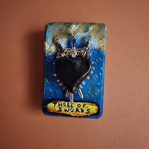 Carta del tarot escultural en 3D Tres de espadas