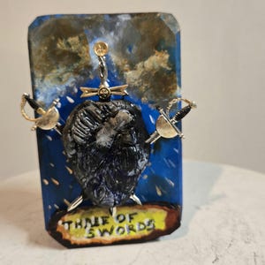 Carta del tarot escultural en 3D Tres de espadas