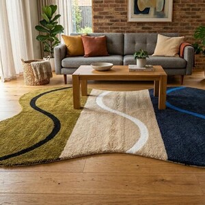 Könnte beinhalten: Ein abstrakter Teppich mit einem dreiteiligen Design. Der Teppich hat einen olivgrünen Bereich mit einer schwarzen wellenförmigen Linie, einen beigen Bereich mit einer weißen wellenförmigen Linie und einen marineblauen Bereich mit einer blauen wellenförmigen Linie.