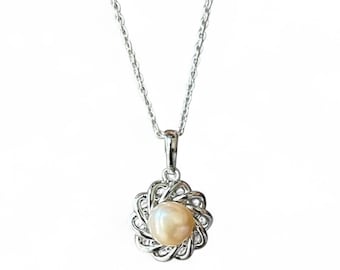 Collar con colgante de perla de plata esterlina: elegante joya floral para novias.