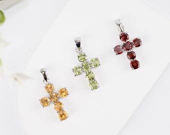 Colgante de cruz de plata de ley con piedras preciosas: granate, peridoto y citrino