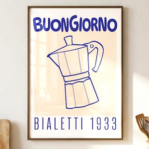 Puede incluir: Lámina enmarcada con un dibujo lineal azul de una cafetera Bialetti. Las palabras "BUONGIORNO" y "BIALETTI 1933" están impresas en azul encima y debajo de la ilustración. La impresión está en un marco marrón.