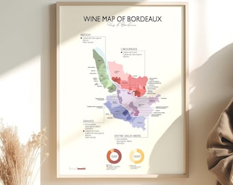 Peut inclure: Une affiche encadrée de la "Wine Map of Bordeaux" avec une répartition régionale détaillée. La carte est dans un cadre en bois clair, avec une table dressée avec du vin, du fromage et des croissants au premier plan. La carte montre les différentes régions viticoles de Bordeaux.