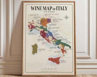 Peut inclure: Une affiche murale encadrée intitulée WINE MAP OF ITALY Vini d'Italia. La carte présente les régions italiennes en diverses couleurs, dont le rouge, le vert, le bleu et le brun, avec des étiquettes, une rose des vents et une échelle.