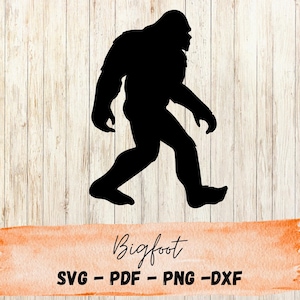 Puede incluir: Silueta negra de Bigfoot caminando, sobre un fondo de vetas de madera marrón claro. Debajo, una pancarta de acuarela naranja muestra la palabra "Bigfoot" en escritura, con "SVG - PDF - PNG - DXXF" debajo.