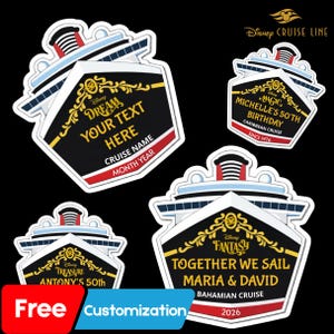 Puede incluir: Un conjunto de pegatinas temáticas de Disney Cruise Line. Cada pegatina presenta un diseño de barco estilizado con texto, incluyendo "Dream", "Magic", "Fantasy" y detalles personalizados del crucero. Las pegatinas son negras, blancas, rojas y doradas.