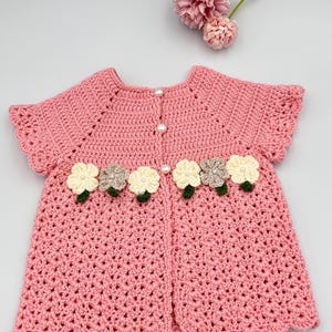 Gilet per neonata fatto a mano all&#39;uncinetto - Cardigan per neonata con fiori rosa - regalo cardigan - Maglione morbido per neonato - Vestito per baby shower
