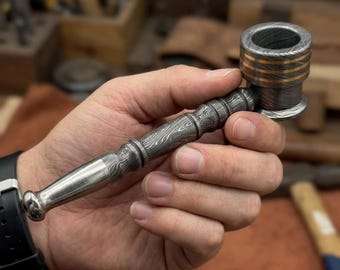 Handwerklich handgefertigte Rauchpfeife - Geschmiedeter Damaststahl Chillum - Premium Damaszener Räucherschale - Hochleistungspfeife, Sammlerstück EDC