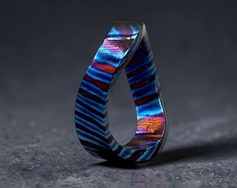 El Flujo Celestial - Anillo curvo de titanio damasco - Titanio damasco pulido - Anillo para hombre en vibrantes tonos azul y púrpura.