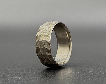 El Camino Forjado - Anillo de titanio martillado - Anillo de hombre de metal envejecido - Anillo de boda ligero y resistente - Anillo gris único con acabado a mano