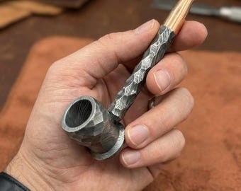 Hand geschmiedete Damast Pfeife | Handgefertigte Tabakpfeife | Gedrehtes Damastmuster | Messing oder Kupfer Lip Metallrohr | Einzigartiges Geschenk für Ihn