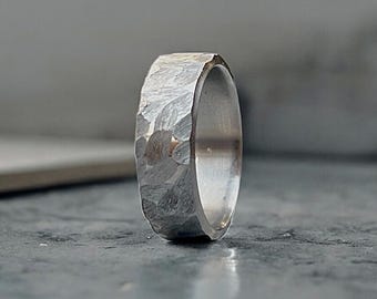 Anello da uomo Shadow Forge in titanio martellato grigio scuro - Robusto e dalla texture particolare - Anello opaco realizzato a mano