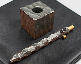Pluma estilográfica de acero de Damasco martillado con mecanismo de cerrojo y soporte a juego, pluma ejecutiva hecha a mano, regalo de lujo para él, regalo de 5.º aniversario.