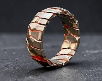 El Supernova - Anillo superconductor tratado térmicamente - Banda de panal azul y púrpura vibrantes - Anillo hecho a mano - Joyería de metal exótico y raro.