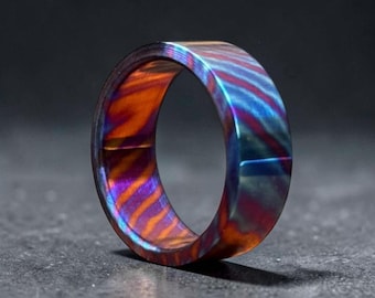 Anillo de Damasco para hombre, alianza de boda de oro y titanio azul Damasco, anillo exótico de metal iridiscente, regalo artesanal para el 5º aniversario.