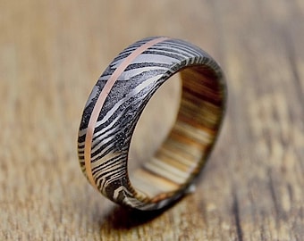 Anillo abovedado de acero de Damasco con incrustación de cobre y interior de roble natural de barrica de whisky. Alianza de boda para hombre hecha a mano, regalo para el 5.º aniversario.