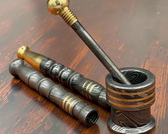 Mortero y maja de acero de Damasco hechos a mano, juego de molinillo de hierbas con detalles de latón, triturador de tabaco de lujo, regalo único para él, pieza de coleccionista