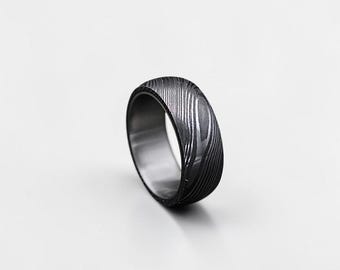Anillo plano de acero de Damasco con revestimiento de titanio, alianza ancha para hombre, anillo de acero con patrón texturizado hecho a mano, regalo para el 5.º aniversario.