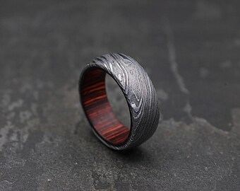 The Azure Forge - Anillo de acero de Damasco forjado - Funda interior azul vibrante - Anillo de boda rústico para hombre - Joyería industrial moderna hecha a mano
