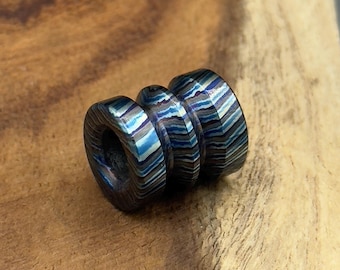 Cordón con cuentas de circonita hechas a mano, acero damasco de titanio y circonio exótico, accesorio EDC de alta gama, regalo único de acero para el quinto aniversario.