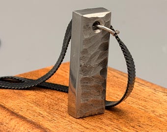 Colgante con medallón en forma de corazón de titanio martillado, joyería artesanal hipoalergénica, regalo para el 11.º aniversario.