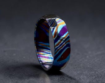 Anillo de Damasco martillado, alianza de boda de titanio Damasco, anillo de metal exótico hecho a mano, banda iridiscente facetada y colorida, regalo de lujo único.