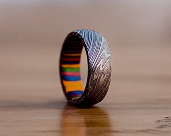 Anillo de acero de Damasco con interior morado, alianza de boda para hombre, anillo de acero con diseño artesanal, regalo de aniversario único, banda colorida de 8 mm