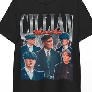 Peut inclure: T-shirt noir avec un graphisme de style vintage représentant Cillian Murphy et d'autres hommes en costume et casquette plate. Le nom "Cillian Murphy" est imprimé en grandes lettres argentées au-dessus de l'image, avec "Murphy" en script rouge.