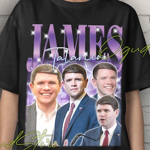 Puede incluir: Camiseta unisex negra con un gráfico de James Talarico y su nombre en un diseño morado y blanco. La camiseta tiene un estilo vintage con múltiples imágenes de James Talarico. Las palabras "Unisex T-Shirt" están en amarillo.