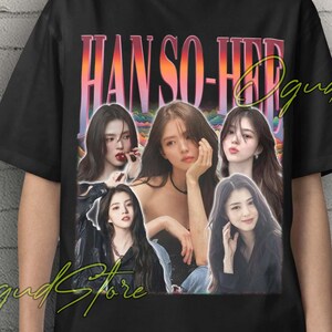 Könnte beinhalten: Schwarzes Unisex-T-Shirt mit einem Retro-Grafik von Han So-hee und dem Text "HAN SO-HEE". Das T-Shirt hat einen Rundhalsausschnitt und kurze Ärmel. Das Bild enthält mehrere Porträts der Berühmtheit.