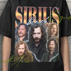 Puede incluir: Camiseta unisex negra con un diseño gráfico de estilo vintage de Sirius Black. El diseño incluye múltiples imágenes del personaje y el texto "SIRIUS BLACK". La camiseta está hecha de un material suave.