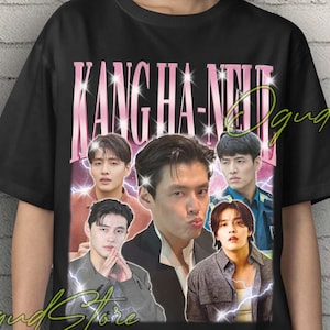 Könnte beinhalten: Schwarzes Unisex-T-Shirt mit einer Collage von Bildern und dem Text "KANG HA-NEUL" in Pink. Das Shirt hat einen Vintage-Stil mit einem Used-Look. Das Shirt wird von einer Person getragen.