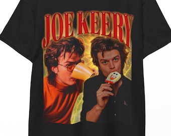 ジョー・キーリー、ジョー・キーリー俳優シャツ、ヴィンテージ ジョー・キーリー フリーガイ、サディ・シンク シャツ、ジョー・キーリー グッズ、ジョー・キーリー ポスター、レトロ ジョー・キーリー シャツ Tシャツ