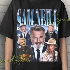 Może przedstawiać: Czarny t-shirt unisex z kolażem zdjęć Sama Neilla i napisem "SAM NEILL" w niebiesko-białym wzorze. Koszulka ma u góry żółty napis "Unisex T-Shirt".