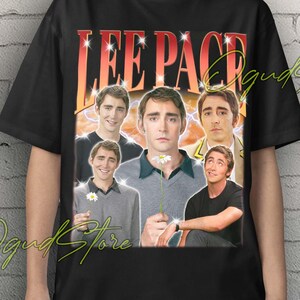 Könnte beinhalten: Schwarzes Unisex-T-Shirt mit einem Grafikdesign im Vintage-Stil von Lee Pace. Das Design zeigt mehrere Bilder des Schauspielers mit dem Namen "LEE PACE" in einer kräftigen, roten Schriftart. Das T-Shirt hat kurze Ärmel und einen Rundhalsausschnitt.