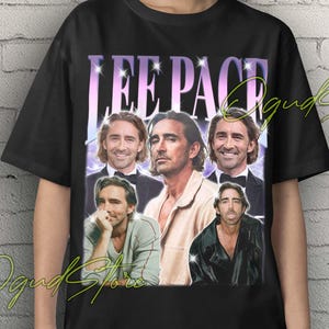 Könnte beinhalten: Schwarzes Unisex-T-Shirt mit einer Collage von Bildern von Lee Pace und dem Namen "LEE PACE" in lila und weiß. Die Worte "Unisex T-Shirt" stehen oben in Gelb.