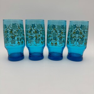 Vintage 4 Capri Turquoise Blue Glass Tumblers White Flowers  Vintage Pat Au glassware display picture 1